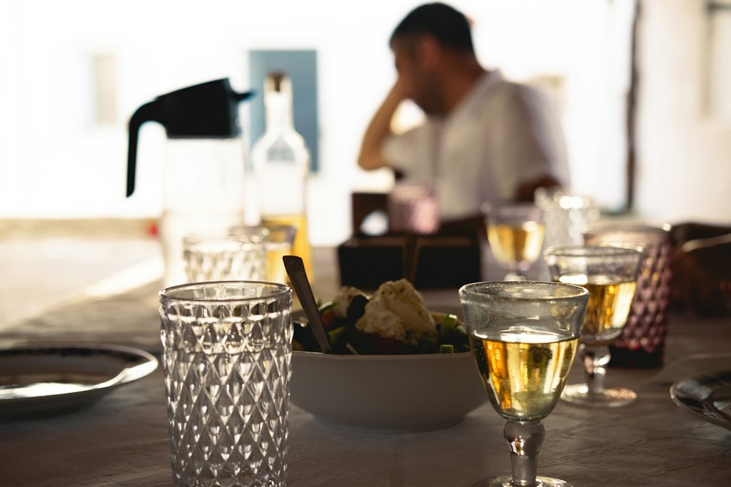unsplash_xKYIQxRWZ1w_wine glasses table setting