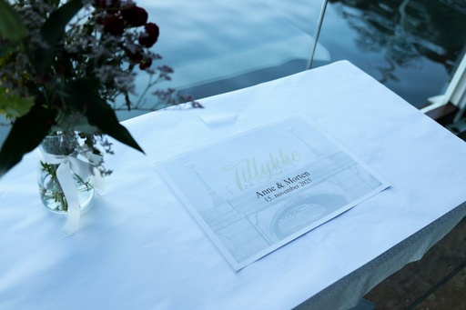 unsplash_RQq9pRgVnIk_wedding guest book