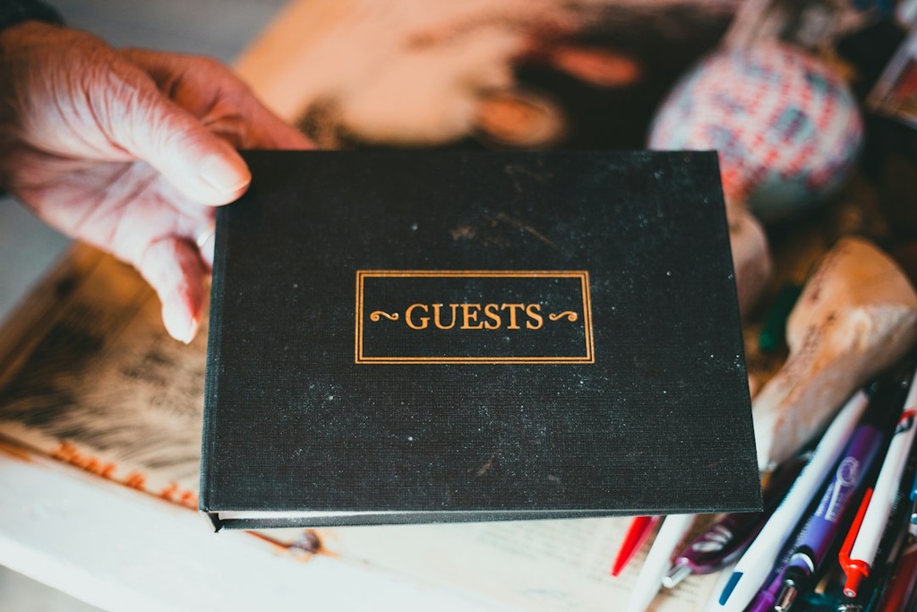 unsplash_aNZnKZKfAq8_wedding guest book