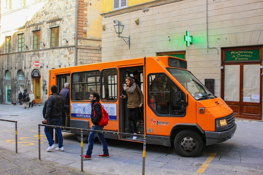 unsplash_FW2TmMPmaek_shuttle van
