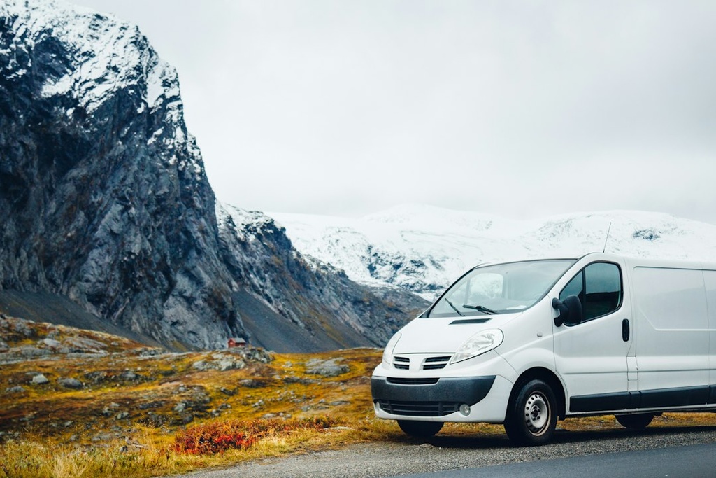 unsplash_Dp7d8vPhiM0_shuttle van