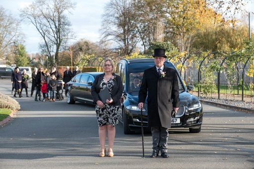 unsplash_mxO-jYaVmPs_funeral car