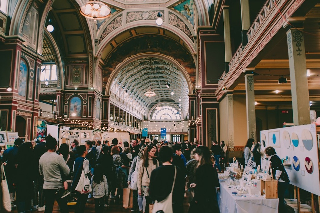 unsplash_hSAlu33padA_exhibition hall visitors