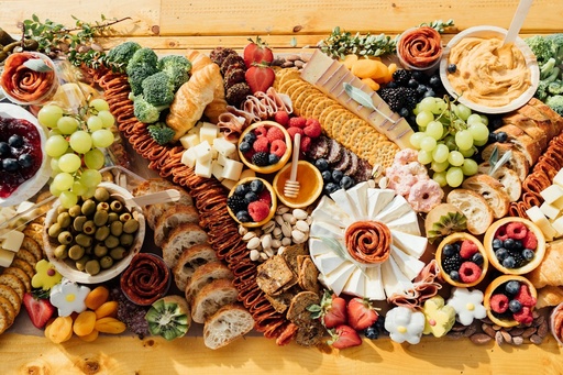 unsplash_QVGVxz5SN5Y_charcuterie board party