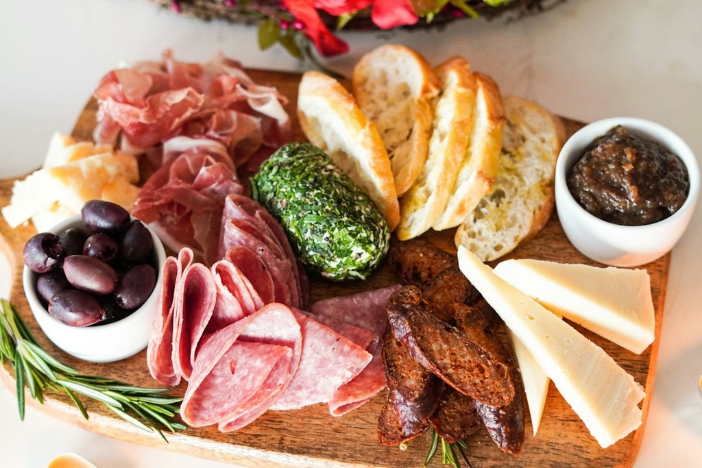 unsplash_FHNJO45Qx_k_charcuterie board party