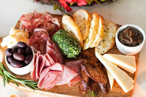 unsplash_FHNJO45Qx_k_charcuterie board party