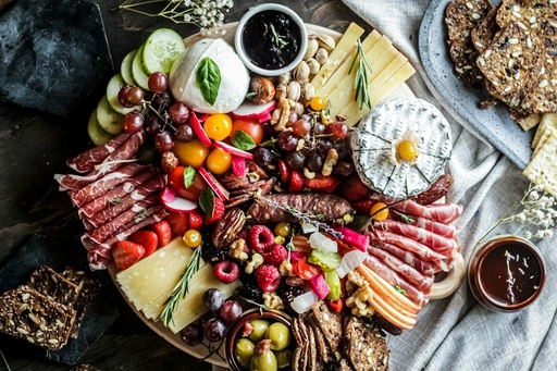 unsplash_YiaDJAjD1S0_charcuterie board party