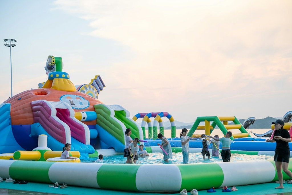 unsplash_CMqZbNYQWVk_inflatable games