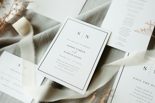 unsplash_oUhlJR1XajY_wedding invitation
