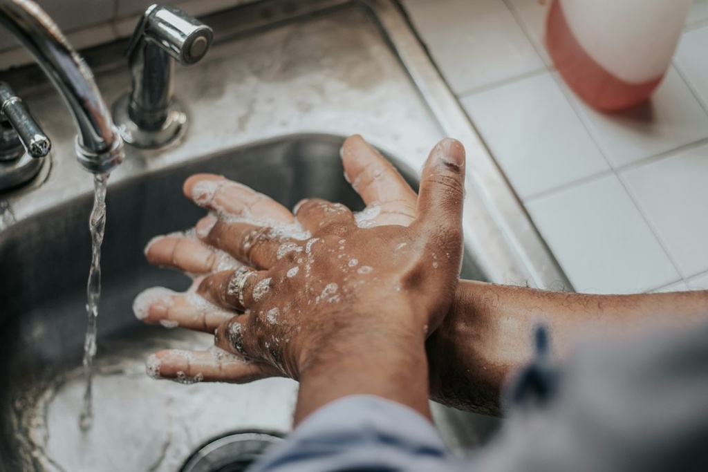 unsplash_Ks4RTBgQ_64_hand washing