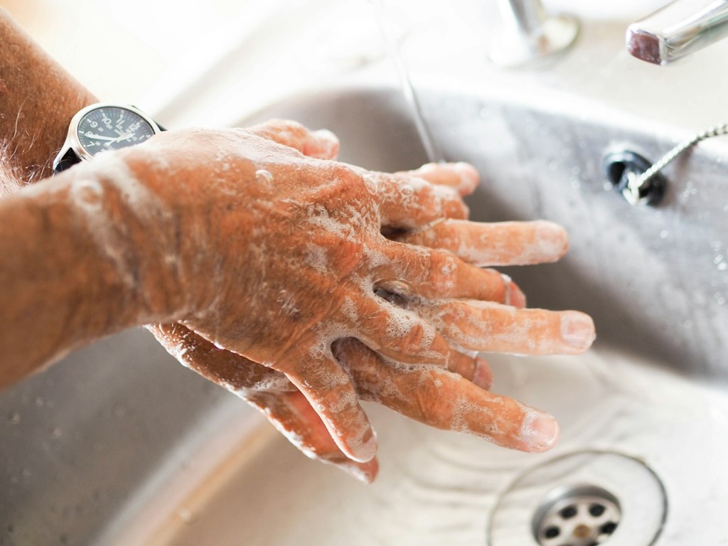 unsplash_CXyQ5_64LaM_hand washing