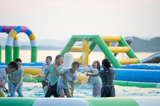 unsplash_ZNdiGtHdn90_inflatable water slide kids