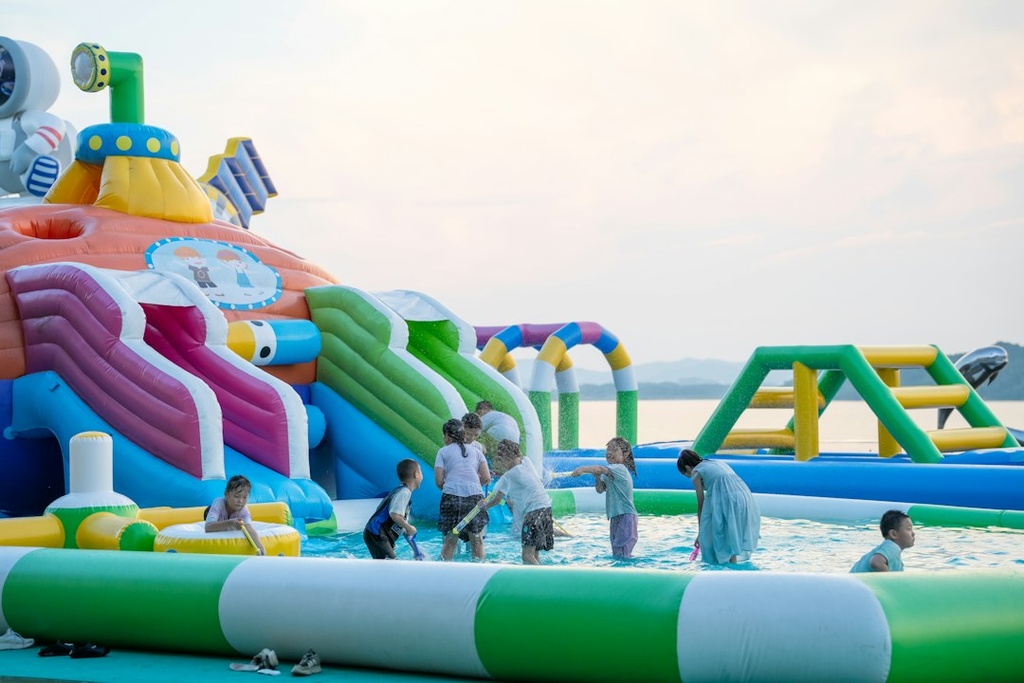 unsplash_OxlF95MR-XU_inflatable water slide kids