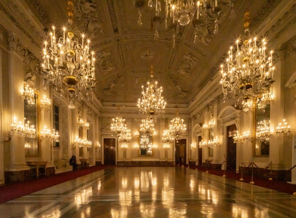 unsplash_krAQD5gGBSM_ballroom event