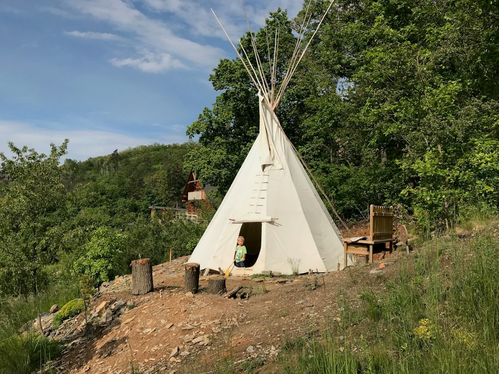 unsplash_a4bbAKZYzOE_kids teepee tent