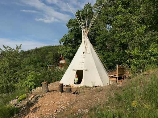 unsplash_a4bbAKZYzOE_kids teepee tent