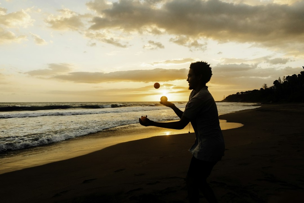 unsplash_HDlX8OZR5K8_juggler