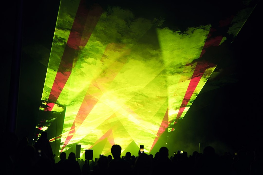 unsplash_eB1xHlS8hus_laser show concert