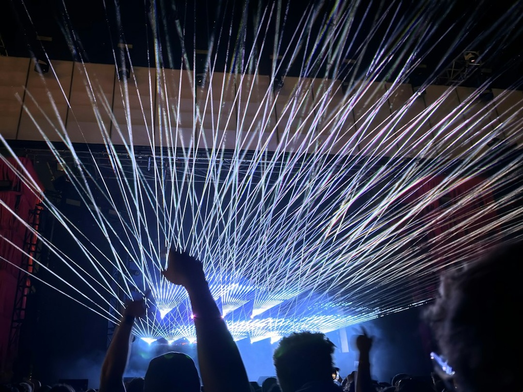 unsplash_ItoQVujpnzY_laser show concert