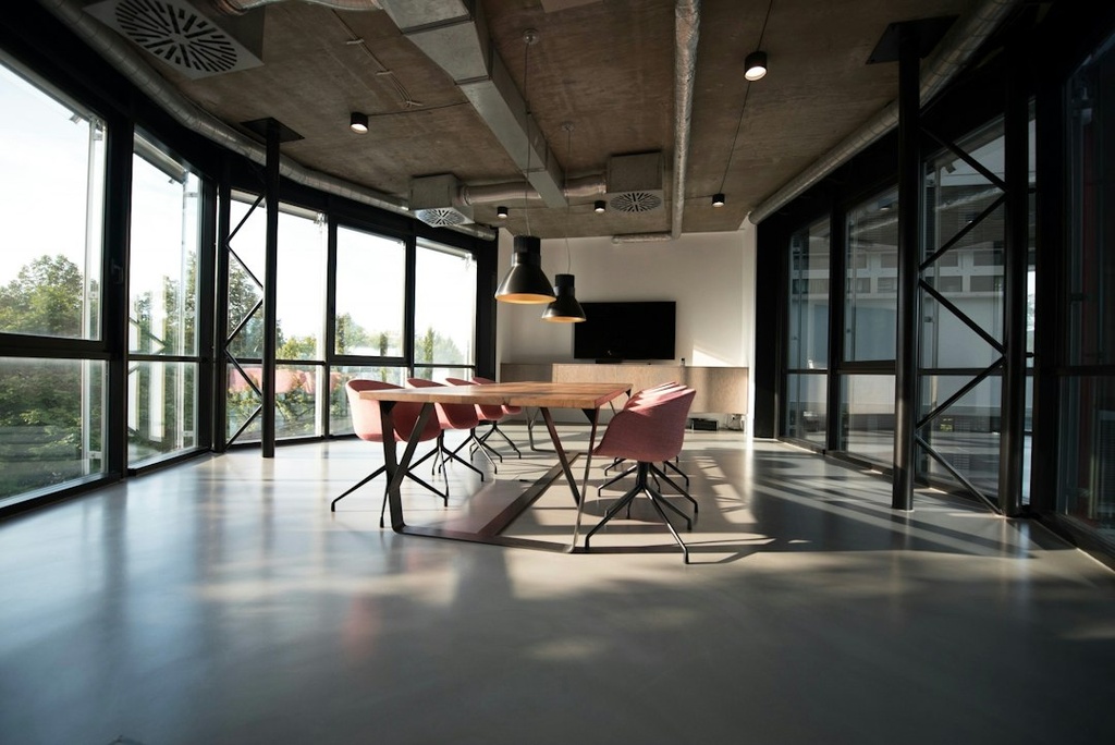 unsplash_eHD8Y1Znfpk_seminar room