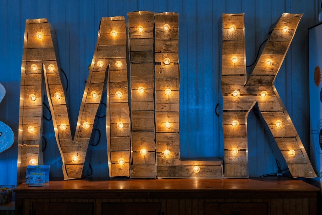 unsplash_NLQcNfr9ZjY_marquee light up letters