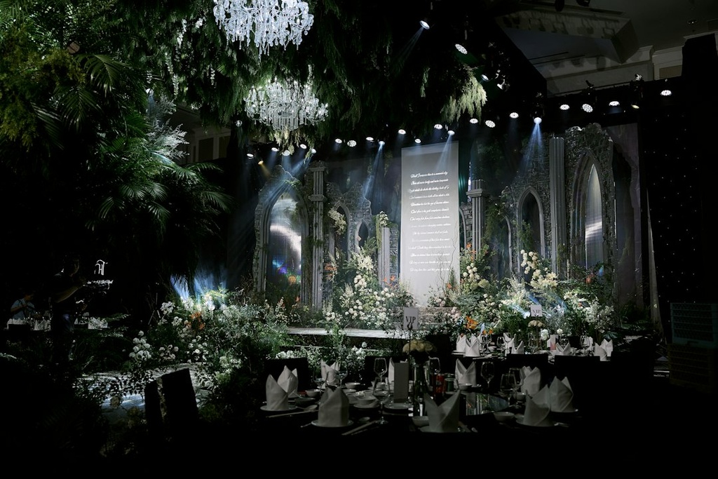 unsplash_PqQv59GJUpc_wedding lighting decor