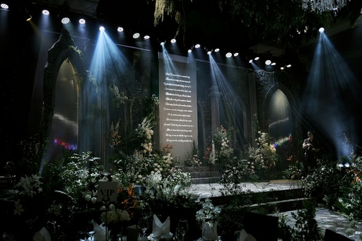 unsplash_zDwZtHTlURk_wedding lighting decor