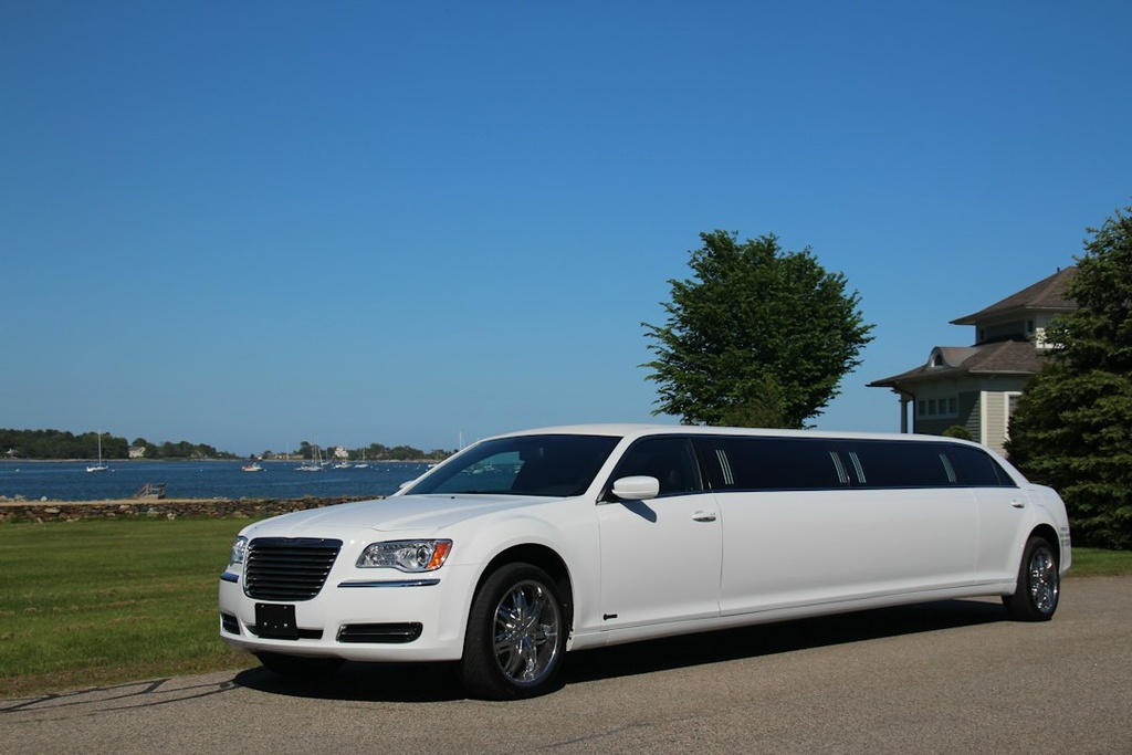 unsplash_FZ5MkHkeyKM_limousine