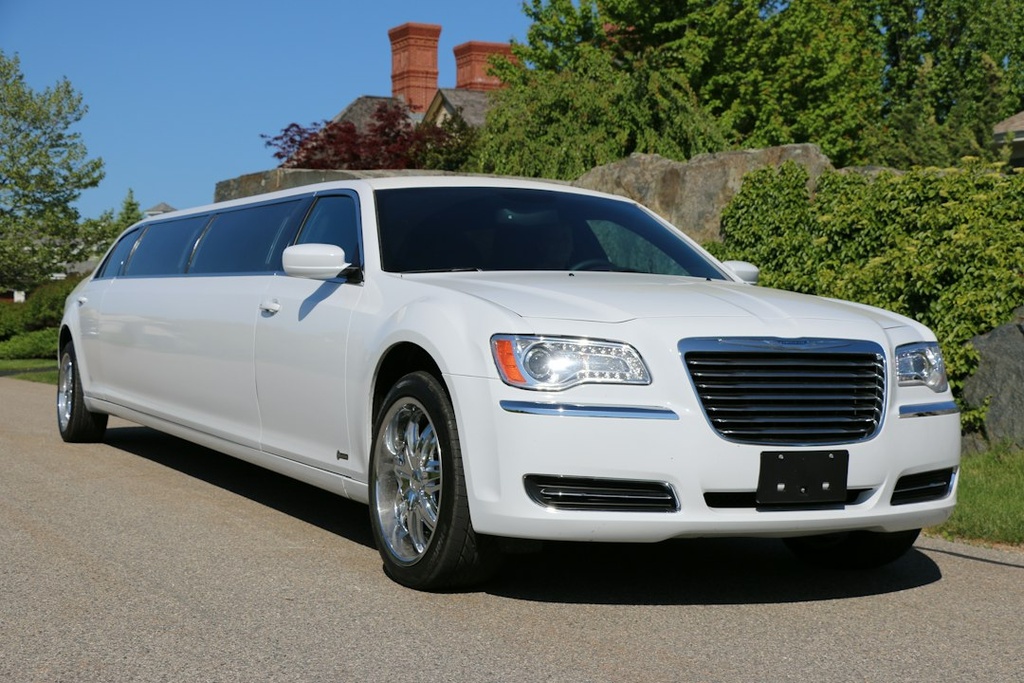 unsplash_x5qgprHf8fI_limousine