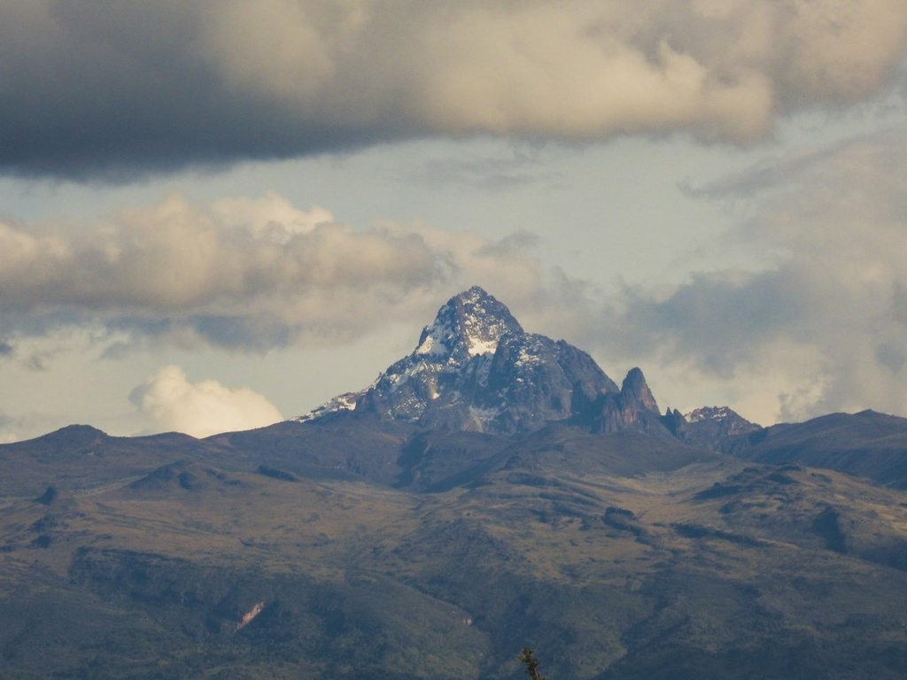 unsplash_3GEyU1IYfzM_hiking kenya mountain