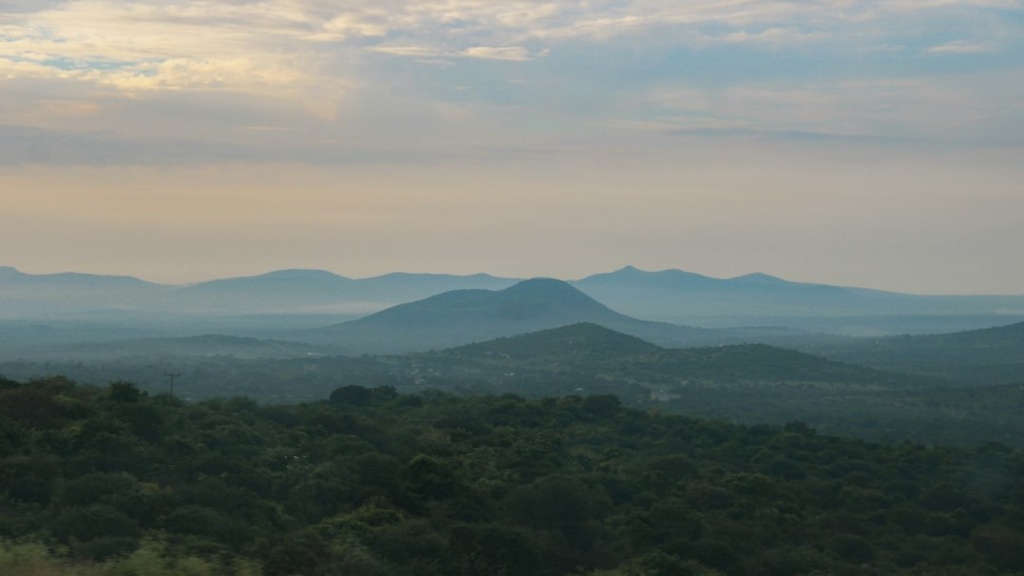 unsplash_BnLIb_nbyLU_hiking kenya mountain