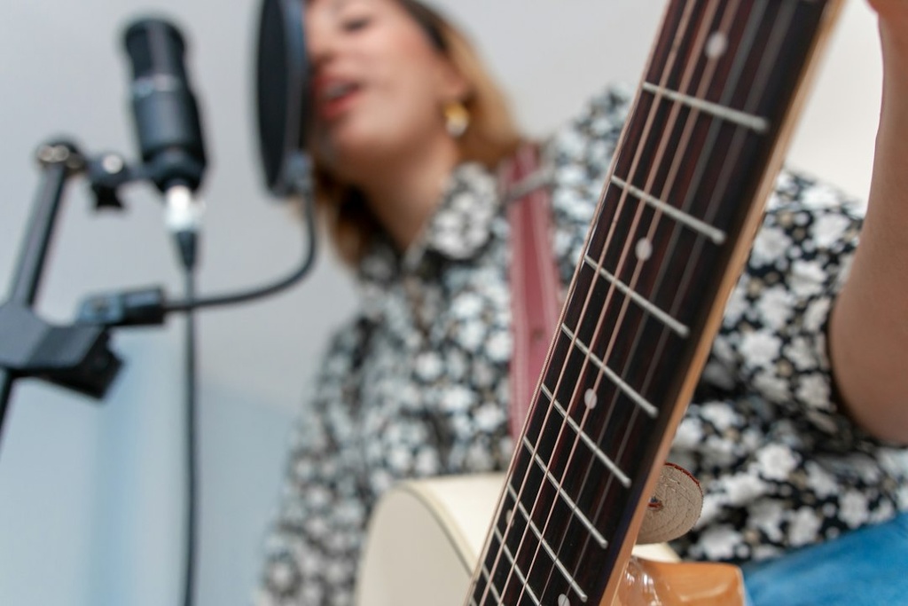 unsplash_dtf5VNFV1uU_acoustic guitarist singing
