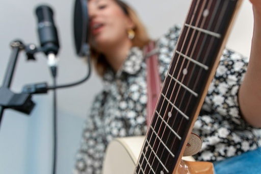 unsplash_dtf5VNFV1uU_acoustic guitarist singing