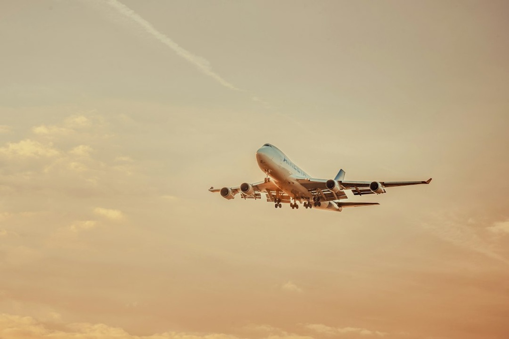 unsplash_3INk5KPF1Us_airplane travel