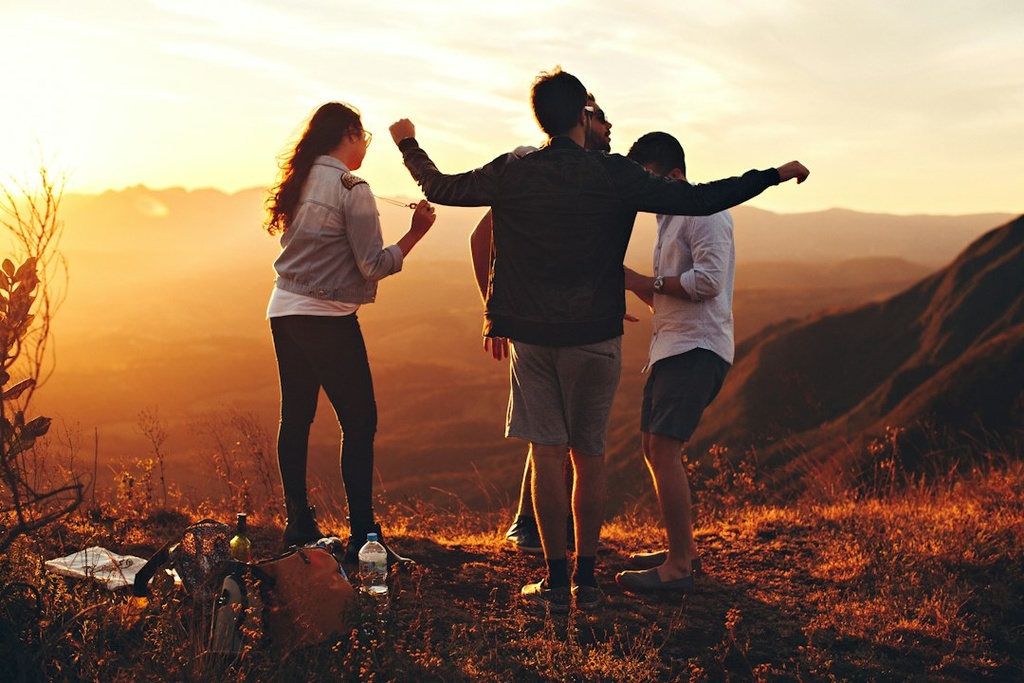 unsplash_DkGIAjlIJu0_group travel friends