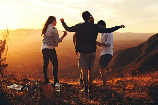 unsplash_DkGIAjlIJu0_group travel friends