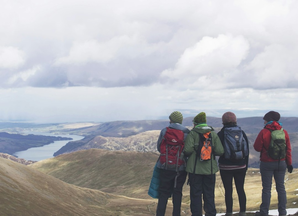 unsplash_AWu2De0kt_s_group travel friends