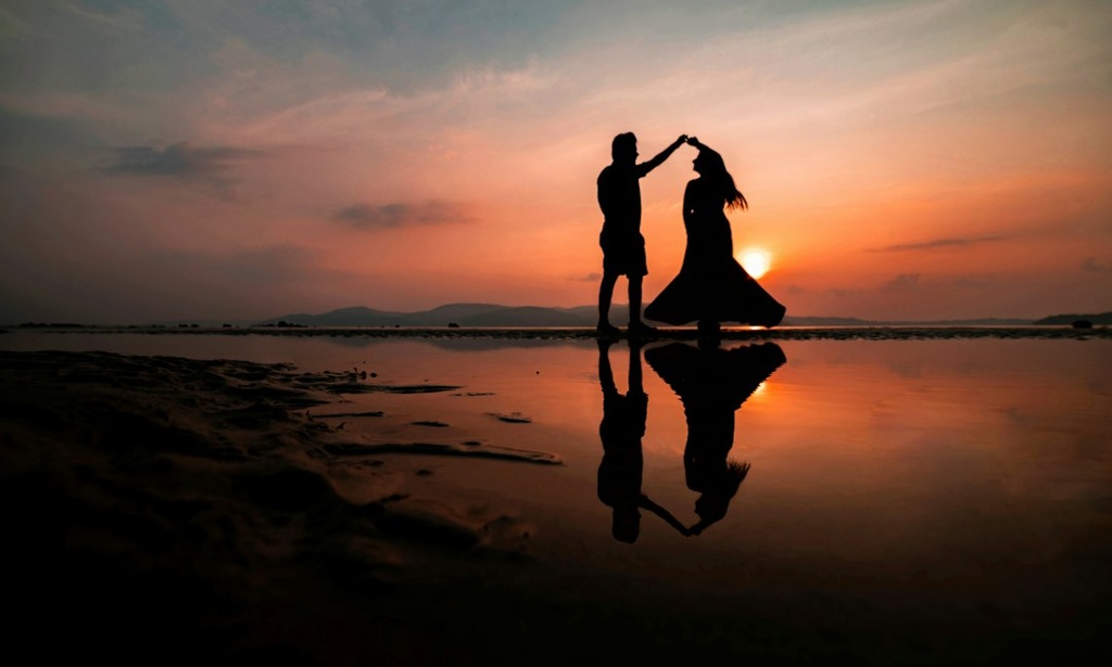 unsplash_p0vZplFhKYI_honeymoon couple beach