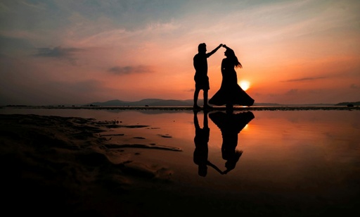 unsplash_p0vZplFhKYI_honeymoon couple beach