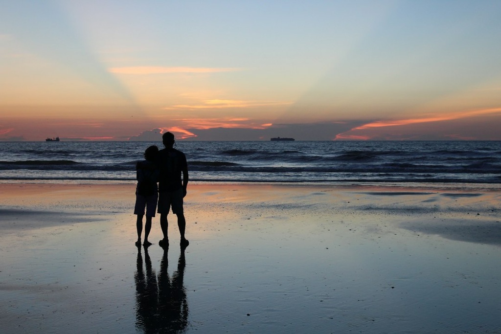 unsplash_rnV8b7bKkPo_honeymoon couple beach