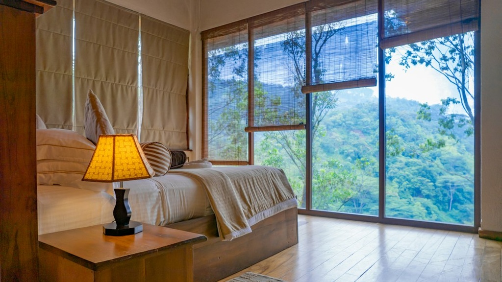 unsplash_LV0OCPkmEWo_resort hotel room