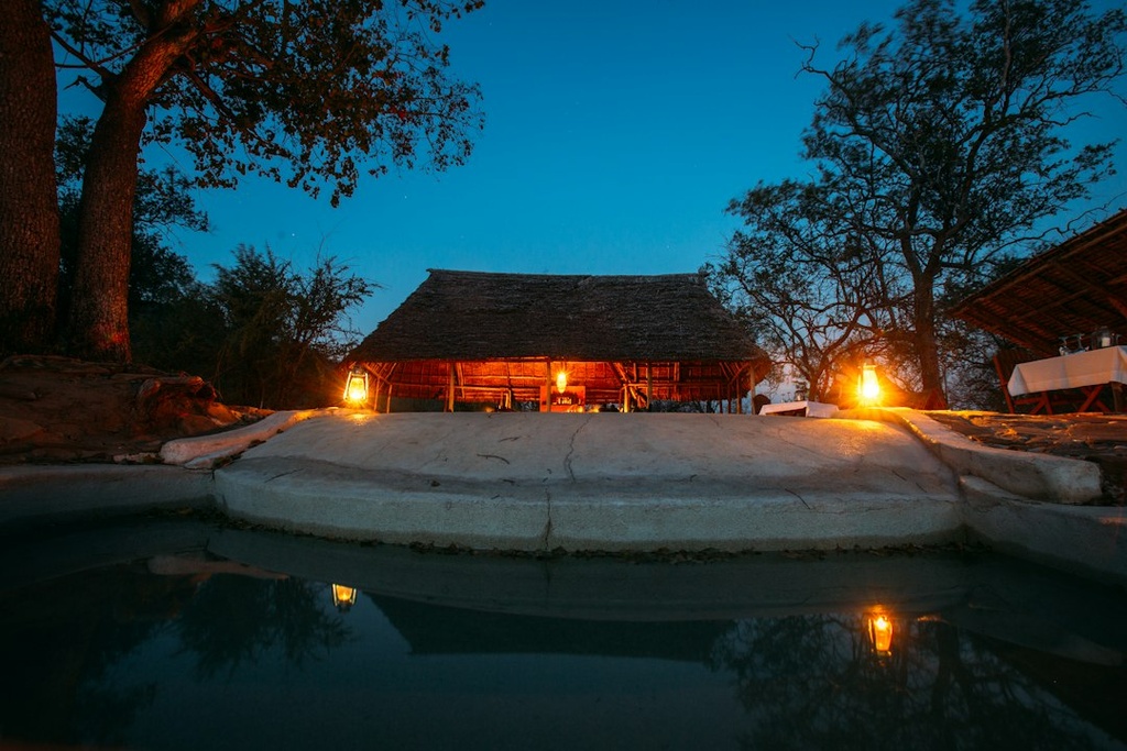 unsplash_Gq9DqlF2H7I_safari lodge