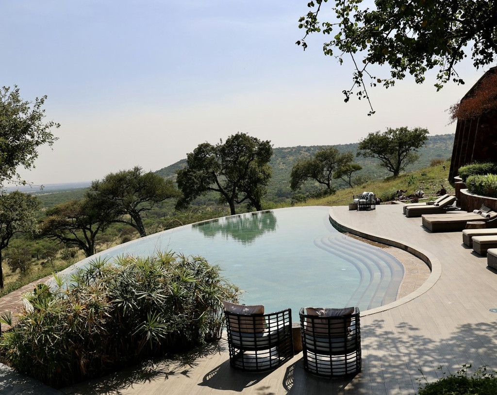 unsplash_Ti9XCg6QOn4_safari lodge