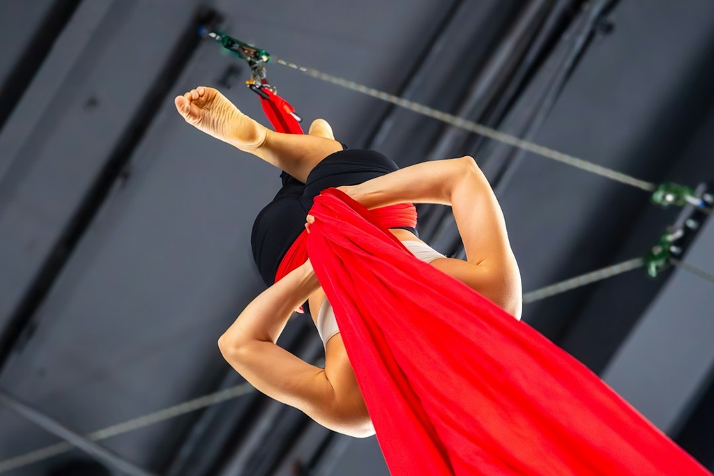 unsplash_oF82bSqzuUY_aerial silk performer