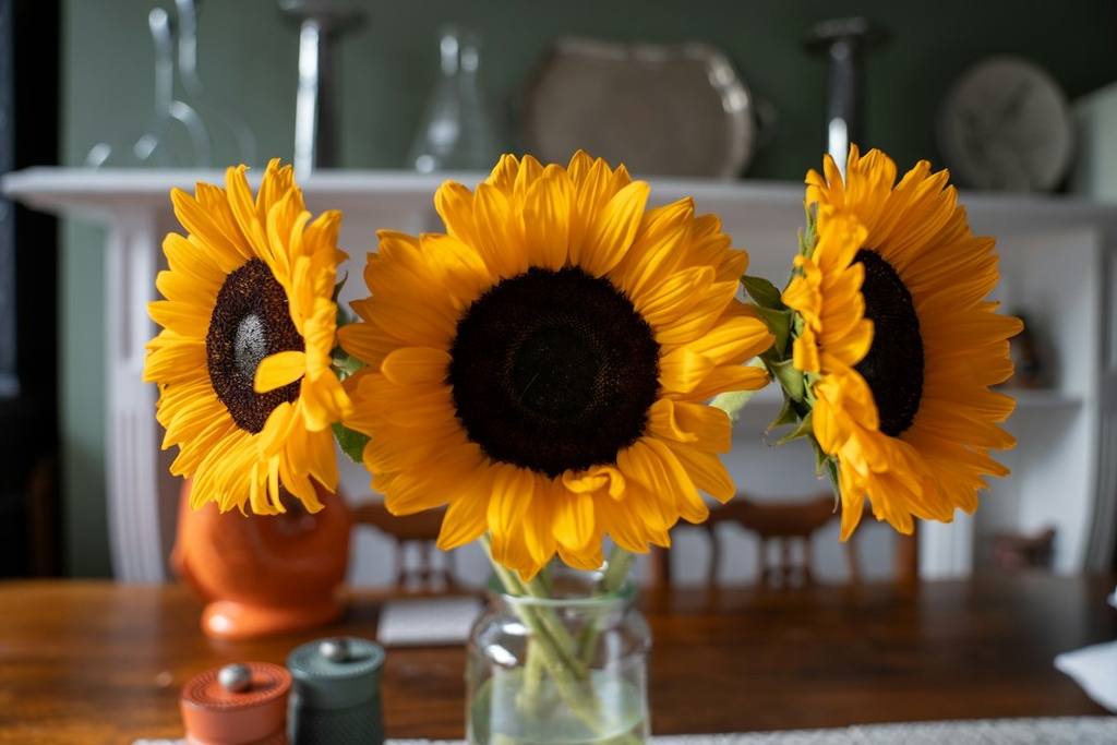 unsplash_n_v9UTiXriU_flower arrangement table